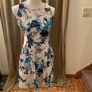 Floral dress with pockets!